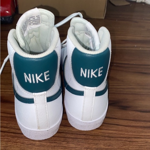 Nike - Picture 3 of 4